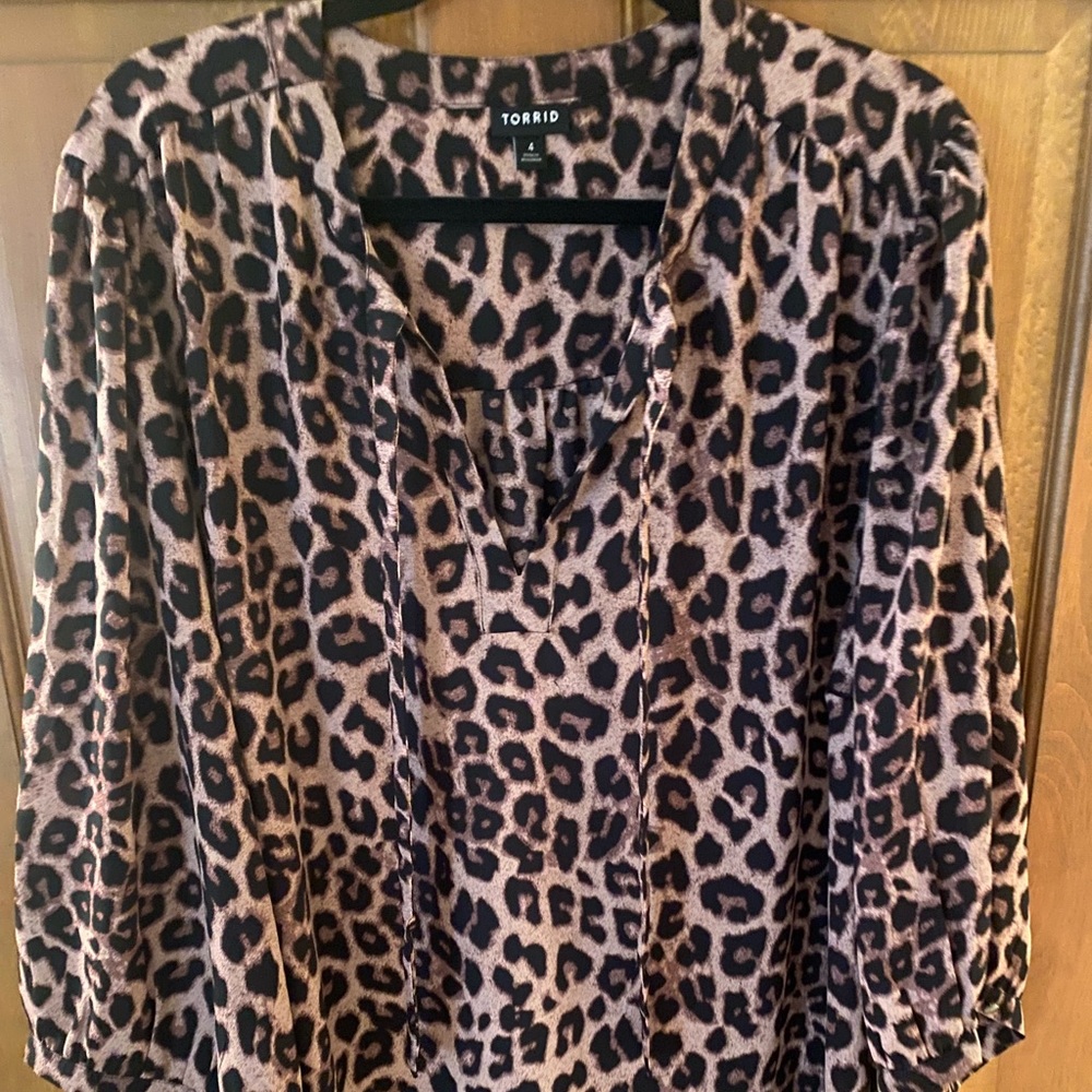 Torrid Georgette leopard tie front blouse. Size 4